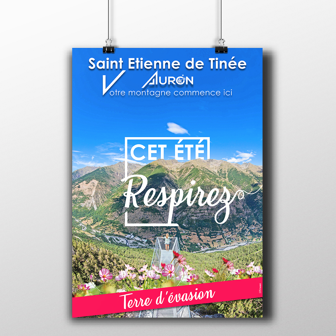 Mockup d'une affiche pour la ville de Saint étienne de Tinée. Campagne publicitaire pour l'été