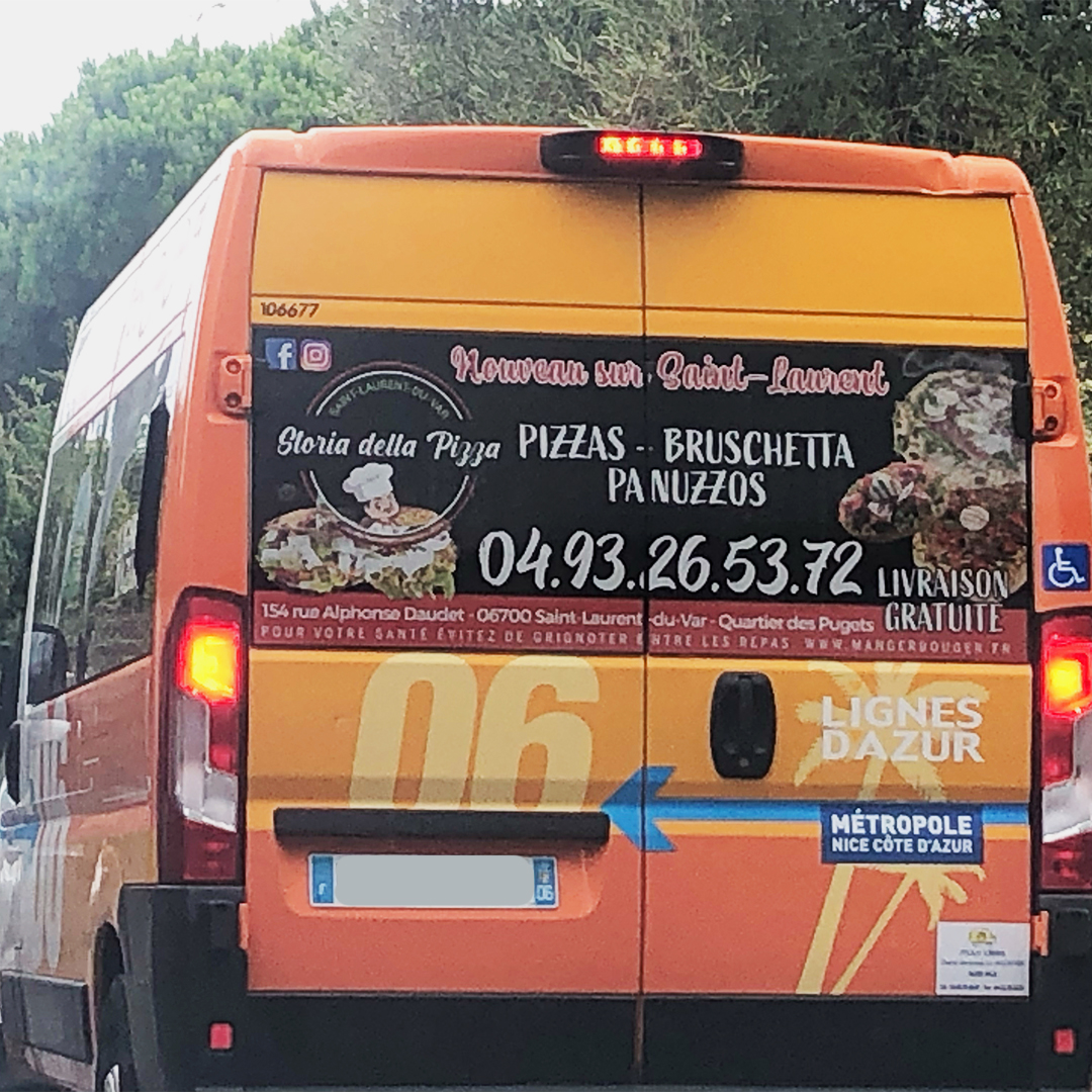 Photo du bus avec le visuel du deuxième encart publicitaire sur le bus pour le client Storia Della Pizza, travail print